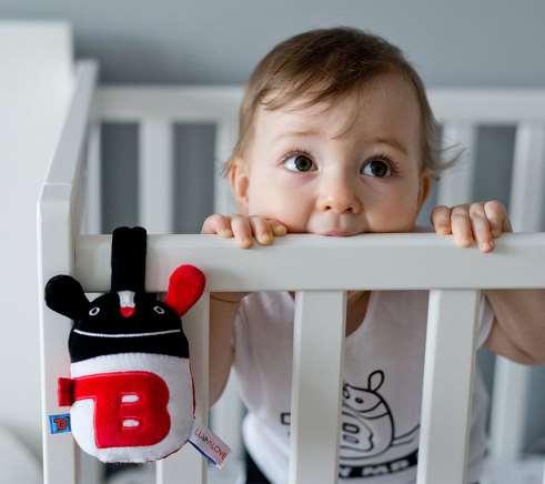 Mr B Skallerbubben - Pedagogisk och utvecklande skallra - Designad för nyfödda och baby - Kontrastfärger som nyfödda ser - Stimulerar barnets syn, hörsel och känsel Ålder: 0+ mån Mått: 21x9 cm Tvätt: