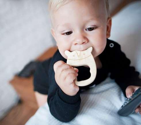 Pabobo Automatisk Nattlampa - Miljövänlig och säker - 100% lönnträ, naturligt antibakteriellt - Mjuk och greppvänlig form Ålder: 3+ mån Tvätt: Torka av med fuktig trasa Storlek: 8x5 cm Material: 100%
