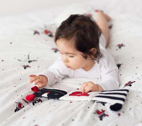 Mr B Tygbok - Pedagogisk babyleksak - Stimulerar syn, hörsel och känsel - Tränar motorik och ögahandkoordination - Kontrastfärger som fångar babyns blick Ålder: 0-6 mån Storlek i hopvikt: 10x10 cm
