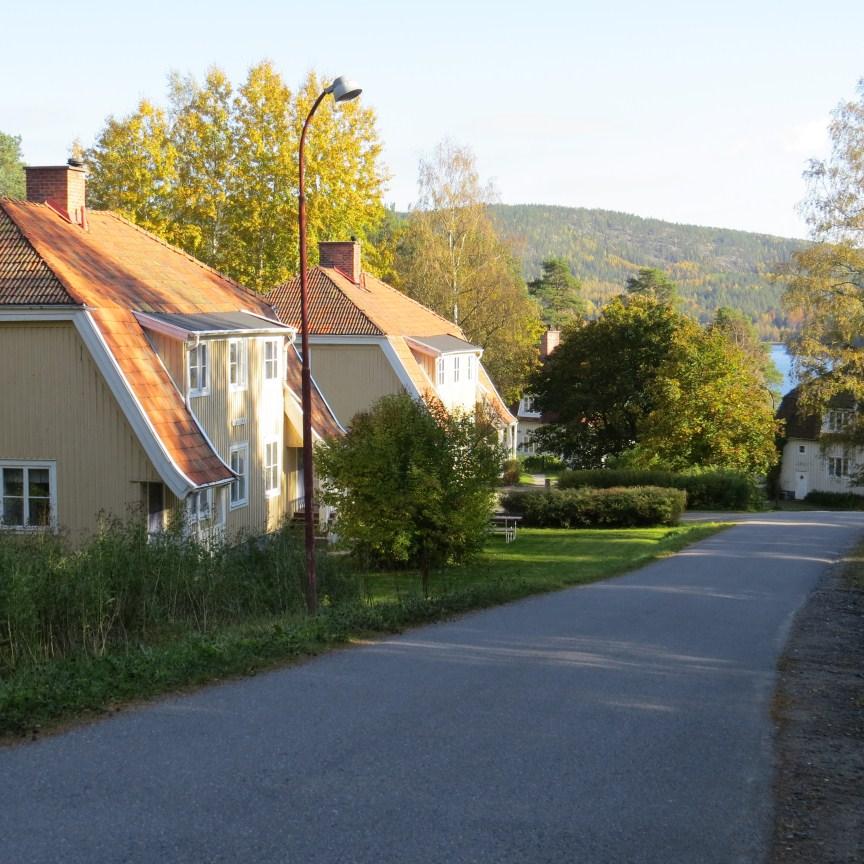 Ångermanälven mellan Lunde och Kramfors med förbindelse till fastlandet via Sandö. Ön är kuperad med Kolbacksberget i söder, Badberget i norr och Korpberget i nordöst.