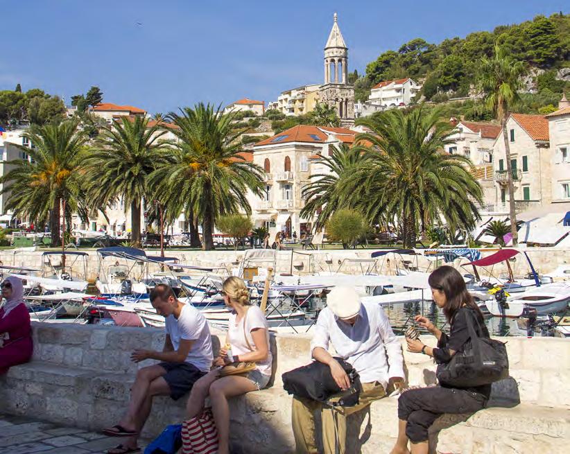 12 KROATIENS ÖAR / HVAR 13 5 x se och göra Hvar stad Hvar stad har gott om minnen från tiden då staden tillhörde Venedig.