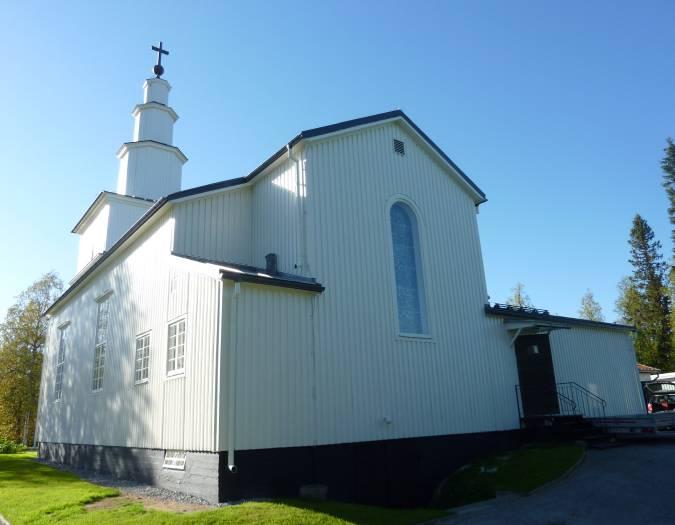 Ovan, höger: En av de större förändringar som skett utvändigt var tillbyggnaden av ett doprum 1960 (senare förråd, numera sakristia) inom byggnadskroppen i sydost, lite som