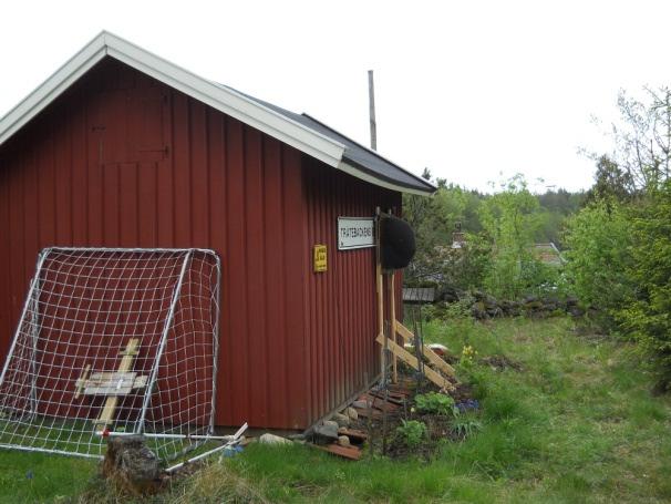 I riktning mot öster: Bostad b med uthus, uthusets gavel