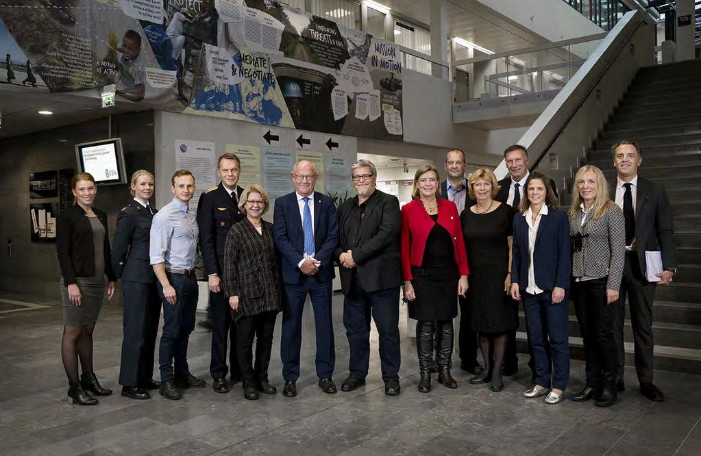 Styrelsen för Försvarshögskolan På bilden (från vänster): Linnea Nyberg, Kajsa Stina Axelsson, Philip Hedberg Avelind, Anders Silwer, Lena Gerholm, Peter Egardt, Romulo Enmark, Helena Lindberg,