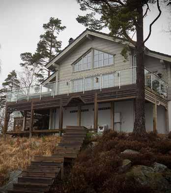 De har båda jobb där arbetsbelastningen varierar över året. Intensiva arbetsperioder följs av perioder med mindre jobb, och då tillbringar de mycket tid i huset vid Öresjö.