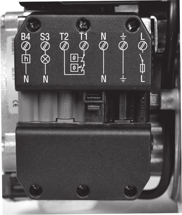 Montera bromsskivan och kontrollera tändelektroderna (Se Service av brännaren). 6. Montera brännarkroppen på framstycket och lås med skruv (E). E 3.7.3 Oljeledningar 1.