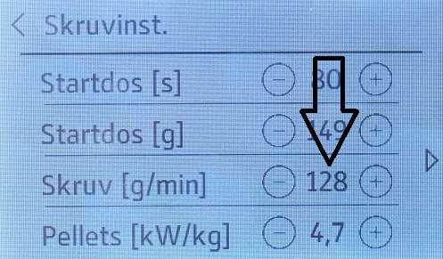 Fyll transportskruven med pellets innan den ansluts till brännaren genom att ansluta brännarens anslutningskabel till skruven.