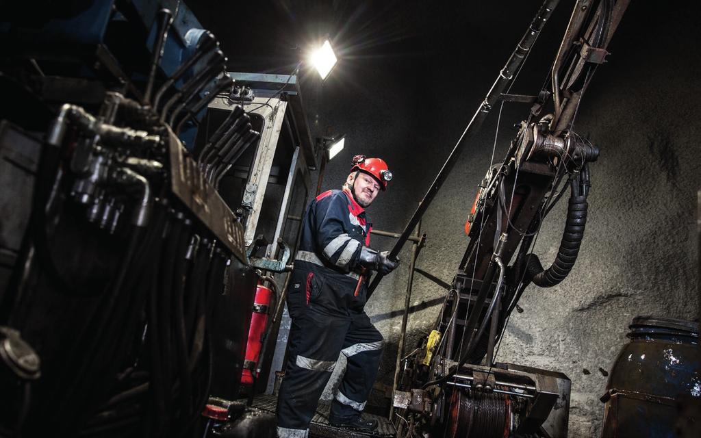 Tomas Johansson och Pasi Tervo inspekterar borrkärnor. Tomas johansson, diamantborrare. FOTO: FREDRIC ALM Henrikki Rutanen, geolog. Borrkärnorna skvallrar om malmens utbredning.