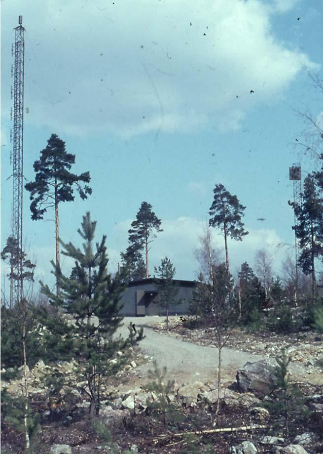 Radioanläggningarna för sändare FMR-10 benämndes med B nummer med kolonbeteckning för de individuella anläggningsplatserna enligt den s.k. befästningskoden.