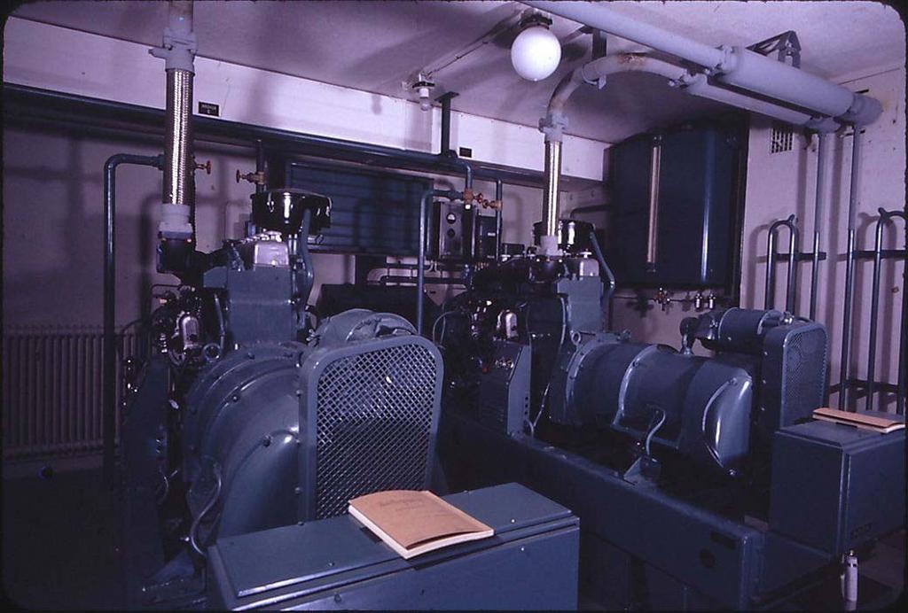 Bilden nedan visar anläggningens två dieselmotordrivna generatorer. Reservkraftaggregat.