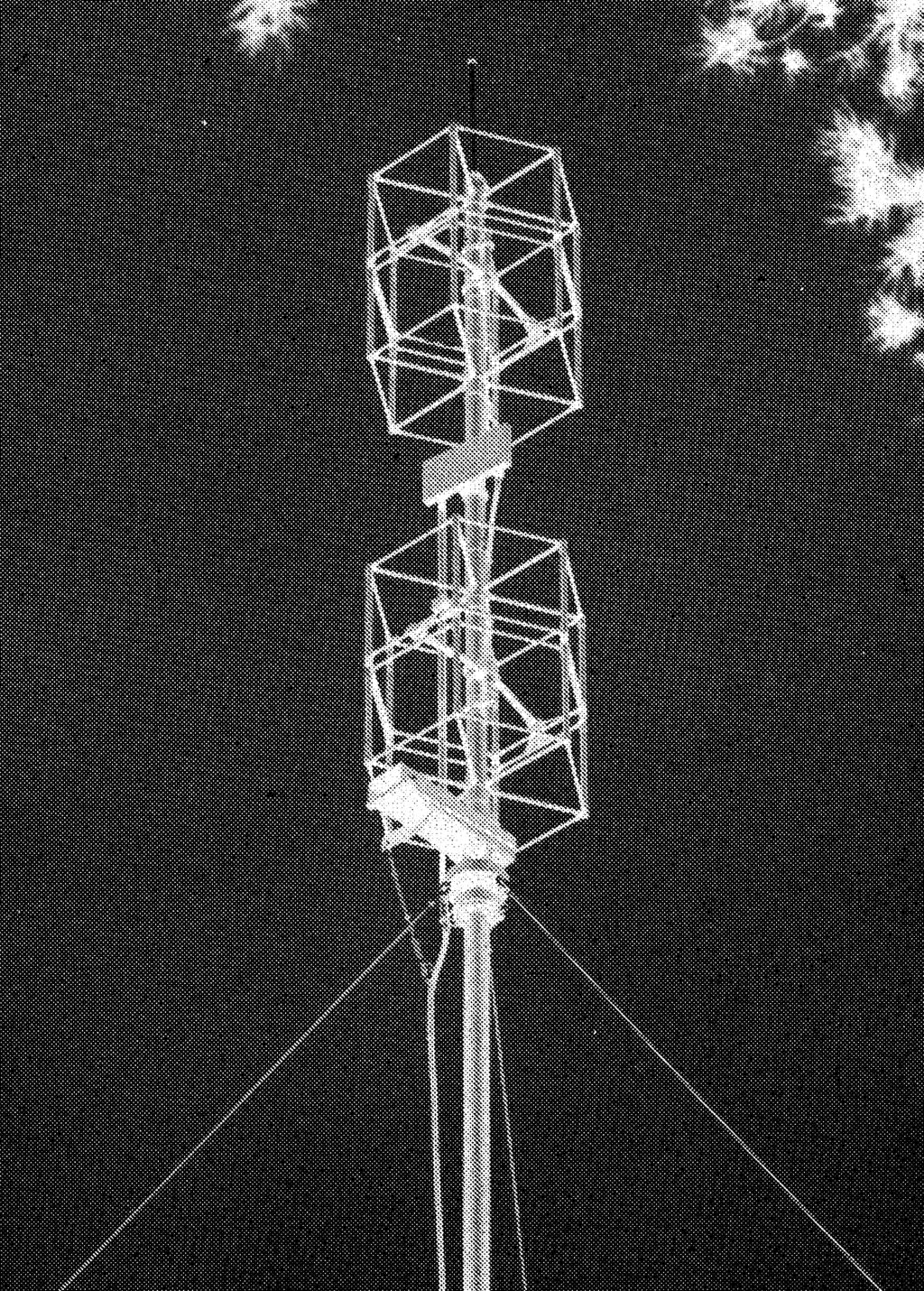 Effektsteg 202 har frekvensområdet 100-156 MHz och 500 W uteffekt på AM samt 2 000 W för FM. Effektstegen var anslutna till var sin diplex som var hopkopplade till en antenn.