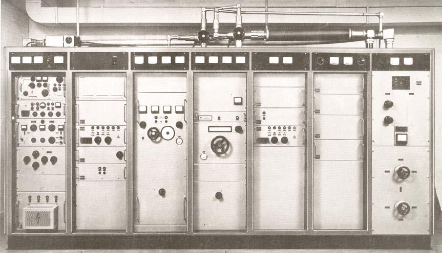 När FR 21 installerats i J 35F och FMR 10 A och B modifierats till FMR 10 C skedde styrdatasändningarna enbart frekvensmodulerat på ingång 2.