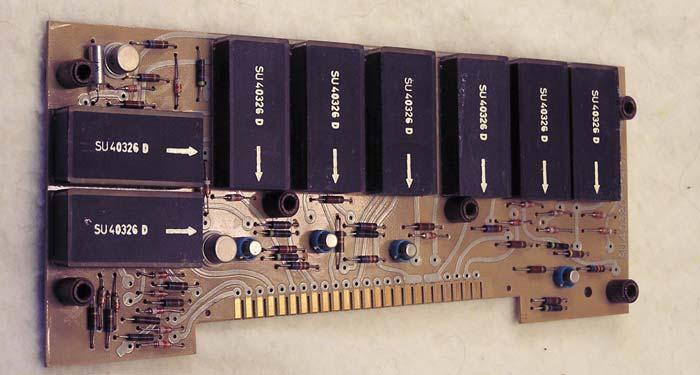 Den mängd av diskreta komponenter som fanns på FD10 kretskort hade ersatts av svarta block