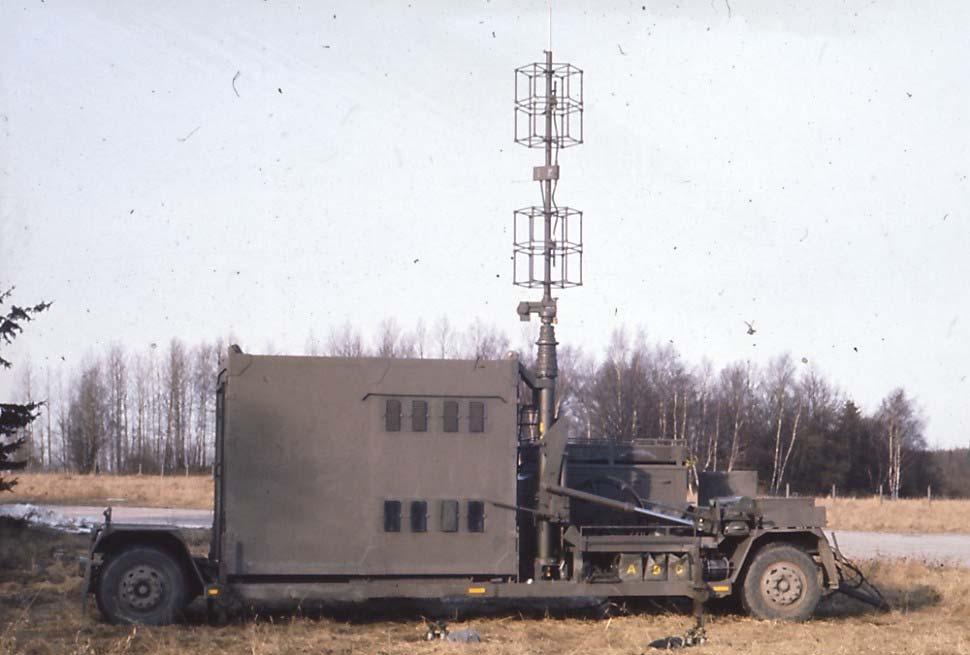 3.5.2 Radiostation TMR-20 För att fylla vissa luckor i radiotäckningen och för att få en reservsändaranläggning beslutades under mitten av 70-talet att anskaffa en autonom transportabel radiostation