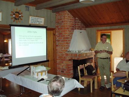 Så följde Åke Hofvenstam från Järbo Hembygdsförening. Han berättade om järnhanteringens historia i Järbo och finninvandringen. Det finns ungefär tio blästerugnar funna i Järbo.