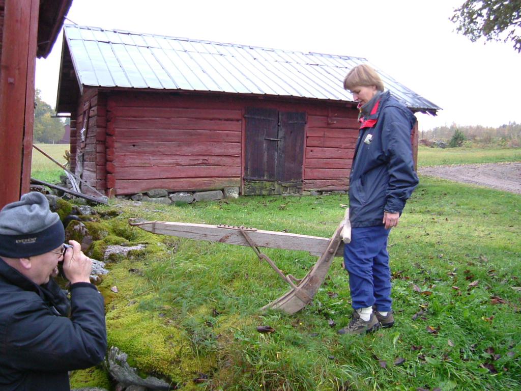 Efter lunch klev vi på bussen som med Kjell Nordqvist som färdledare skulle ta oss runt på Ockelbo Finnmark. Enligt programmet kunde vi bl.a. förvänta oss besök på släktgårdar med anor från 1590- talet.