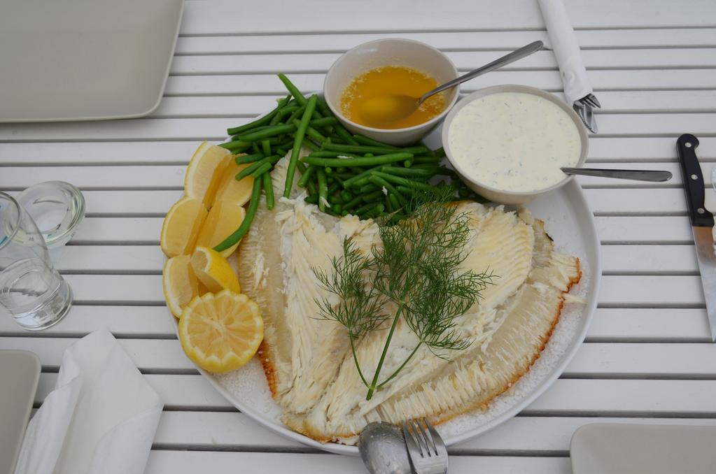 KÖTT & FÅGEL Rökeriets schnitzel med ärtor, capris & rödvinssås Bästa vintipset: Terra D Alter Rosé Linteo Rosso Surf n Turf ryggbiff med heta räkor, foyotsås & klyftpotatis Bästa vintipset: