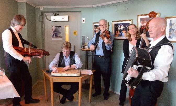 (se separat annons) Söndag eftermiddag Eggeby Gårds Folkmusikfestival för vårt sedvanliga årliga uppträdande. I år tillsammans med Kulturella Föreningen Örebro.