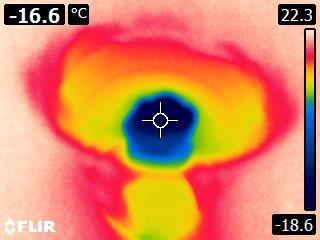 Koksalt på is Robin: Vad står det på temperaturen? Student 6: [skrattar] Ja, det verkar som att jag har fel här det står minus 18. [...] Robin: En temperaturminskning, vad tror ni det beror på?