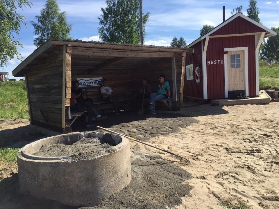 Bakvalen som tidigare stått vid platsen för majbrasan flyttades till badstranden.