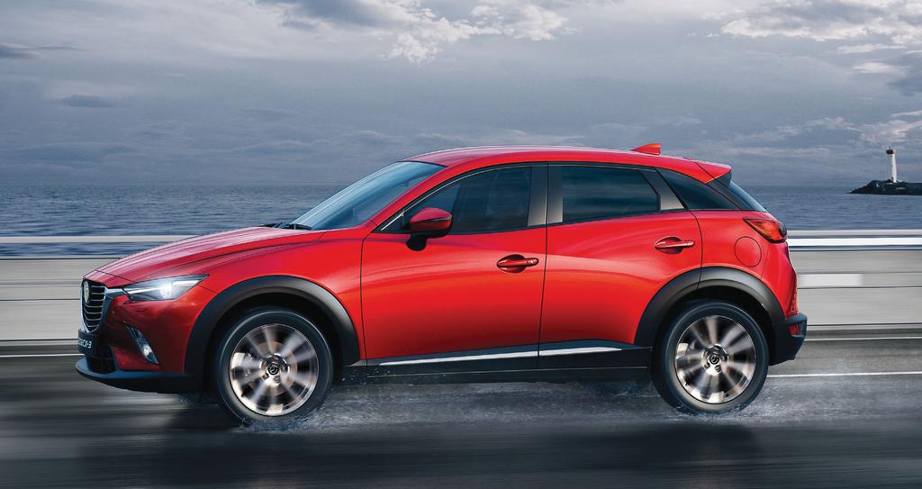 MAZDA CX-3 OPTIMUM I FÄRGEN SOUL RED Vi utforskar städer och och slingrande landsvägar - tillsammans. Snäva svängar, en rusande motor. Vi kör runt utan ett mål.