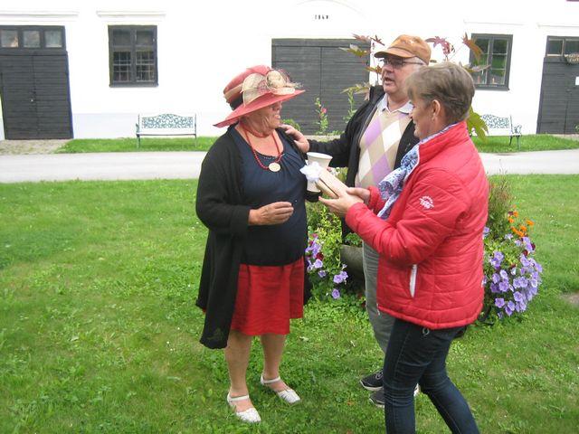 Kristina och Bernt tackar vår guide Anna för intressant och rolig