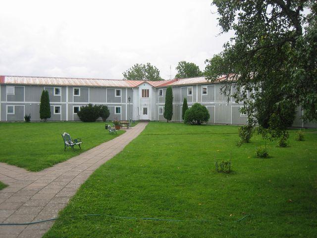 Ägarinnan Mia Jacobsson och hennes framlidne make Erik utvecklade gården i en rasande fart och idag erbjuds en modern och komplett konferensanläggning, festvåning, hotell och ett kunnigt kök.