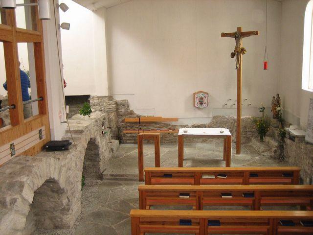 Interiör från Kristi lekamens katolska kyrka. Det synliga murverket av kalksten i kyrkan är medeltida. Även delar av stengolvet liksom koringången och trappan i koret är medeltida.