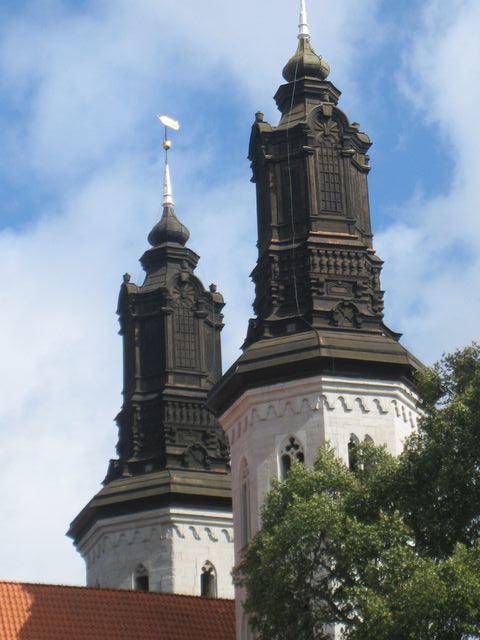 Domkyrkans entré och två av dess torn Promenaden gick vidare mot stora torget.