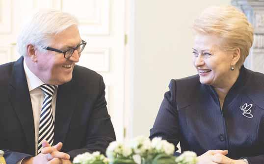 Steinmeier počas návštevy Litvy vyhlásil, že Severoatlantická aliancia musí paralelne s posilňovaním svojej vojenskej sily vo východnej Európe začať viesť dialóg s Ruskom, aby sa zabránilo eskalácii