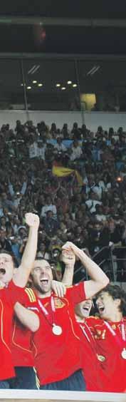 FUTBAL 9 Radosť Španielska po dvihnutí majstrovskej trofeje nad hlavu. FOTO SITA/AP a aj výkonmi do sivého priemeru. Ešte väčšiu pohromu ako Slovensko zažil slávny Albión.