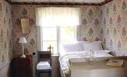 Sängarna är utrustade med nya sköna resårmadrasser och kallmanglade linnelakan. På golvet ligger hemvävda trasmattor och i fönstren hänger hemvävda linnegardiner.