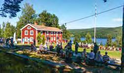 Bjuråkers forngård BJURÅKER Norrbo hembygdsgård NORRBO Stormålaren Gustaf Reuter och snickarmålaren Erik Ersson har dekorerat väggar och tak med bibliska berättelser och fantasifulla blommor.