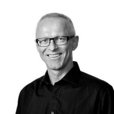 Civilingenjör i kemiteknik och civilekonom från Handelshögskolan i Stockholm men har också varit framgångsrik som Key Account Manager inom företagshälsa.