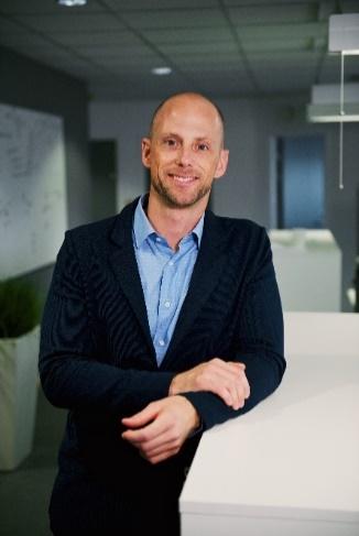 Civilekonom, civilingenjör. Tidigare Key Account Manager på Feelgood, Bixia och Bergen Energi, Sales Director på ATTRAQ. Partner och styrelseordförande hos Specto Sales. Elitidrottare, fäktning.