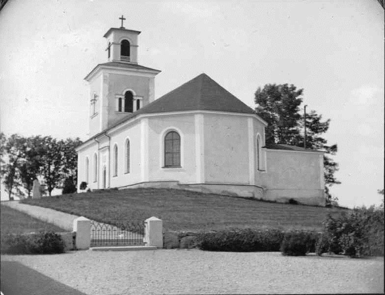 På 1700-talet fanns kyrkogårdsportar, troligtvis stigluckor, åt öster stora porten, i norr en liten gångport samt en i väster, den sistnämnda igenmurad 1775; dessa portar nedtogs på