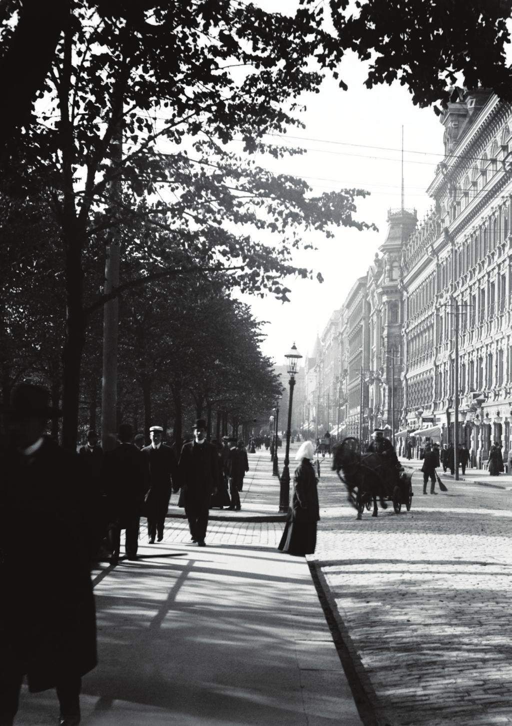 Sibelius Helsingfors Esplanaden 1892 Helsingfors stadsmuseum År 1885 flyttade Jean Sibelius från sin födelse- och skolstad Tavastehus till Helsingfors för att studera.