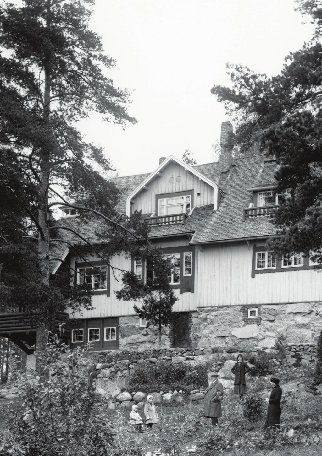 Sibelius Tusby och Träskända Familjen Sibelius i trädgården i Ainola 1915 Helsingfors stadsmuseum/eric Sundström Mot slutet av 1890-talet började Jean Sibelius längta till landsbygden bort från alla