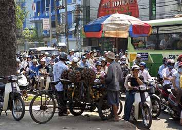 Trafiken i Hanoi är svårberäknad och vill ni besöka Hanoi får ni räkna med en hel dag för att hinna dit och tillbaka.