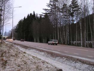 Figur 6-23 Vanlig trafiksituation dagtid på bred väg på landsbygd. Strax framför flakbilen i bilden ovan finns en ATK-kamera riktad mot fotografen. Vägen har här lokalt 70 km/h.