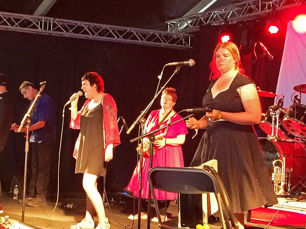Europakonsert Fredag 24 november och lördag 25 november På Hemgården Kiliansgatan 11 i Lund spelar flera liveband på scenen både fredag och lördag.