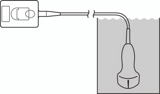 b Säkerställ att kontakten och det mesta av kabeln hålls utanför vätskan. Du kan blötlägga 5 cm av kabeln närmast transduktorns skanningshuvud.