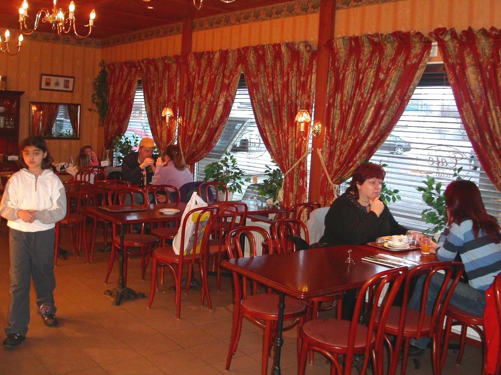 11 Café Viktoria 2003-02-28 Café Viktoria Björnvägen 11 Tel.