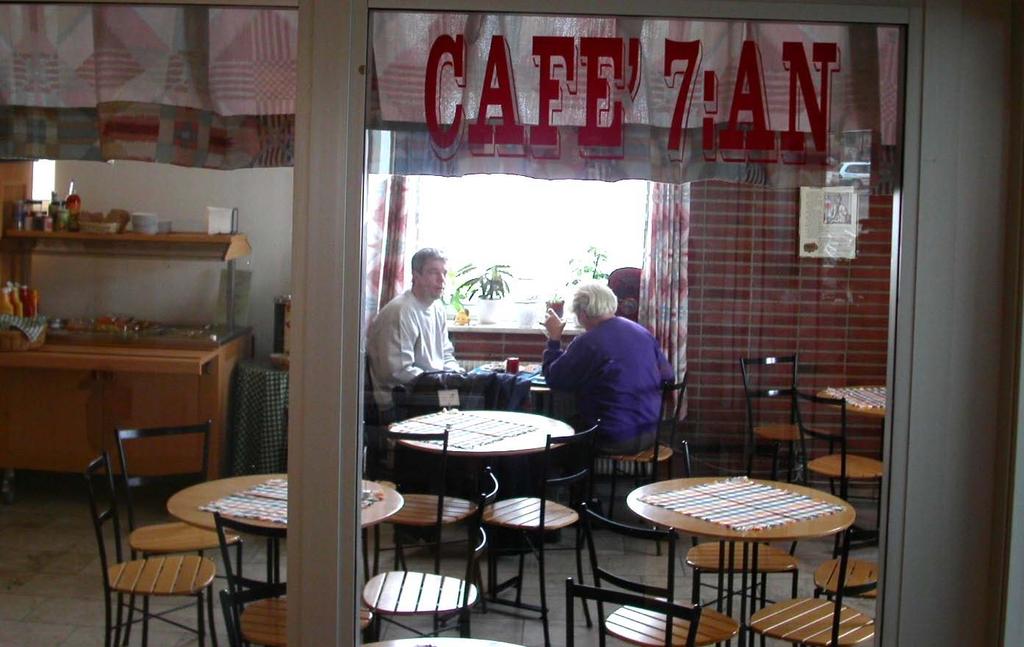23 Café Royal Renmarksesplanaden 6 Tel. 390 1934 -- Tage Lindström Ägarbyte samma år Café Royal Skolgatan 62 1934 -- Göta Eriksson Café Royal Skolgatan 62 1948 -- Hildur Larsson Bussbufféns Kafé Tel.