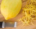B Citronpanerad fetaost med handgjord papardelle och tomatsås GÖR SÅ HÄR 1. Sätt ugnen på 200 grader. Sätt på vatten till pastan. Riv bort det yttersta skalet på citronen och lägg på en tallrik.