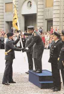 C. ANDRA CEREMONIELLA TRADITIONER OCH FÖREMÅL Hederskartusch m/1815 1849 buren av chefen för Skånska dragonregementet i samband med