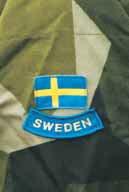 B. FLAGGOR, FANOR (motsv) och TECKEN B 3 På uniform Nationsmärke m/94 i form av en svensk flagga av textil skall bäras 30 mm under axelsömmen på vänster ärm till vapenrock och