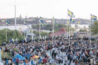 A. STATSCEREMONIER A 2 Nationaldagen A 2 Historik Sveriges nationaldag högtidlighålls sedan 1983 den 6 juni. Åren 1916 1982 högtidlighölls dagen med namnet Svenska flaggans dag.