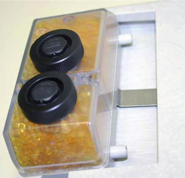 Torkmedelskassetten är placerad på sidan av flödes mätaren och hålls på plats av en fjäder. Tryck på kassettens framsida för att lossa den från flödesmätaren.