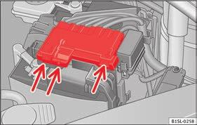 Innan du arbetar på batteriet ska du stänga av motorn, tändningen och alla elektriska apparater. Koppla sedan bort batteriets negativa anslutning.